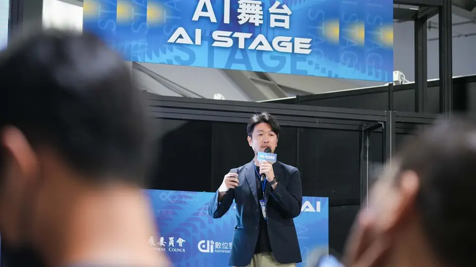 海總理在 AI Taiwan 未來商務展 AI 舞台演講